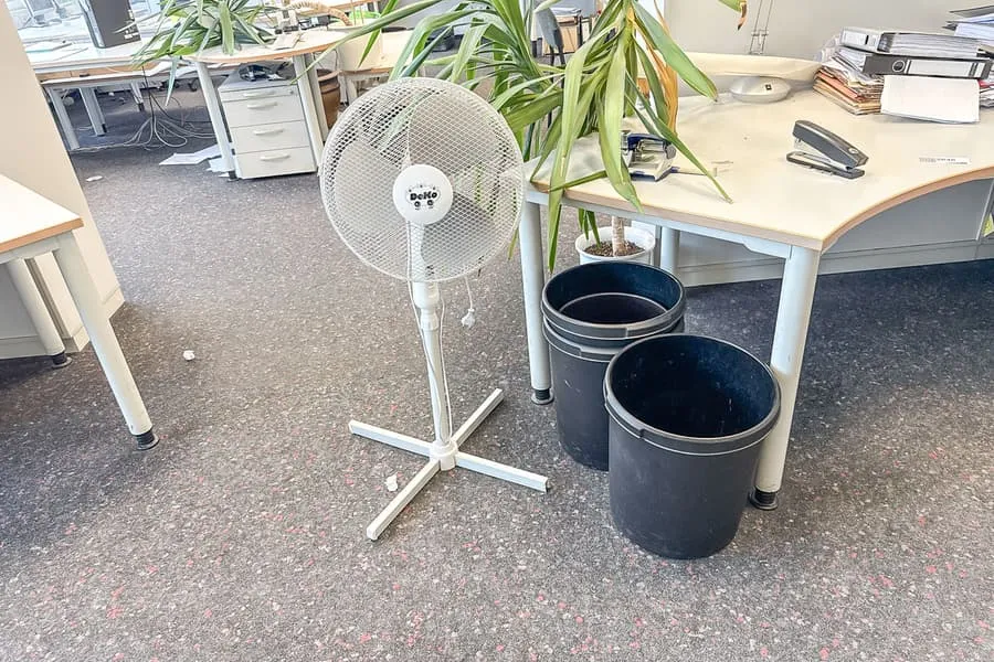 3 odpadkové koše a stojanový ventilátor