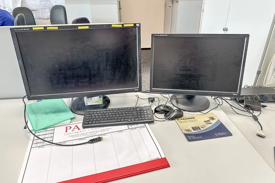 2 monitory Iiyama ProLite