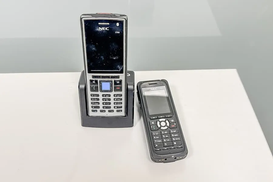 2 téléphones sans fil Nec