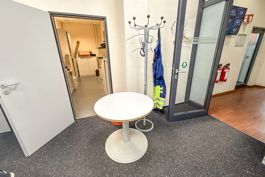 Table ronde et portant à vêtements