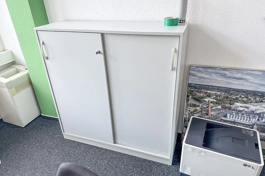 Skříň s posuvnými dveřmi