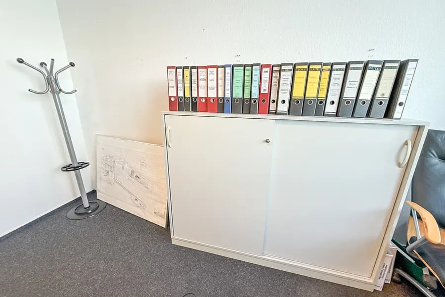 Schiebetürenschrank, Kleiderständer und Bilderrahmen