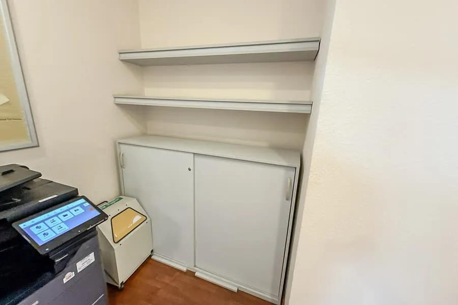 Schuifdeurkast en 2 wandplanken