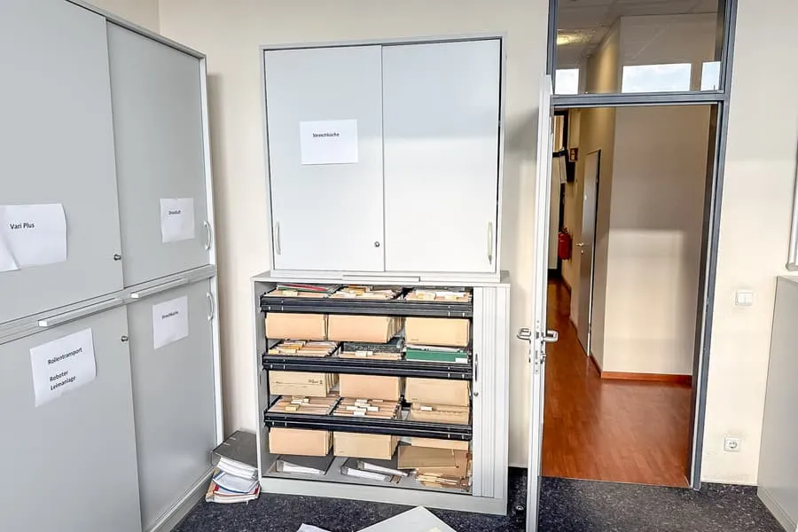 Sliding door cabinet and lateral roller shutter cabinet