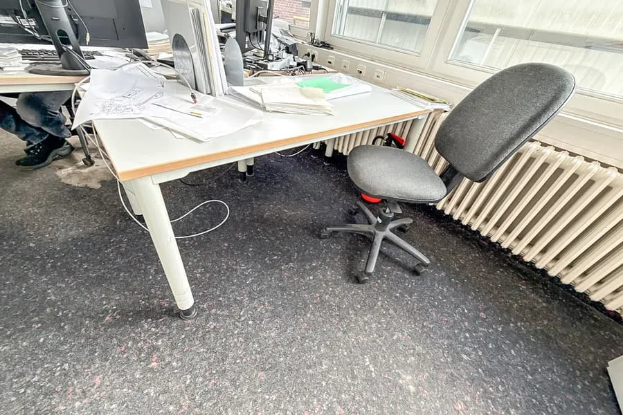 Bureau et chaise de bureau pivotante