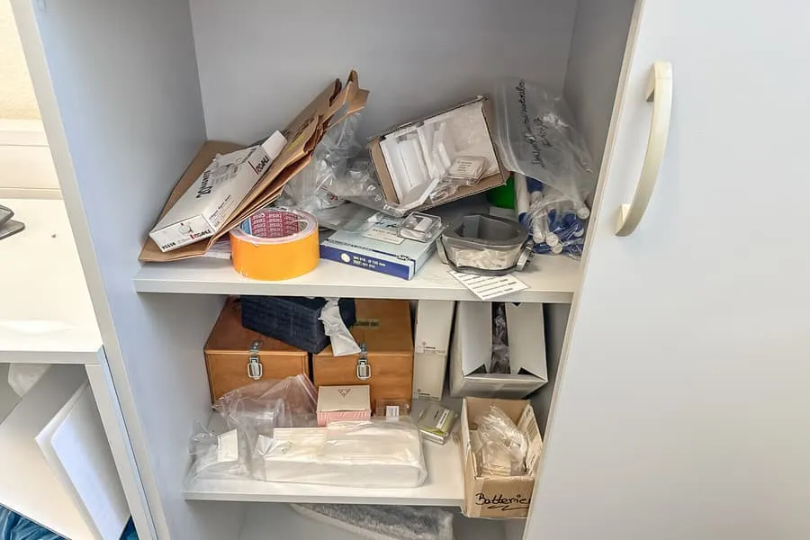 Inhoud van 2 legplanken: laboratoriumbenodigdheden