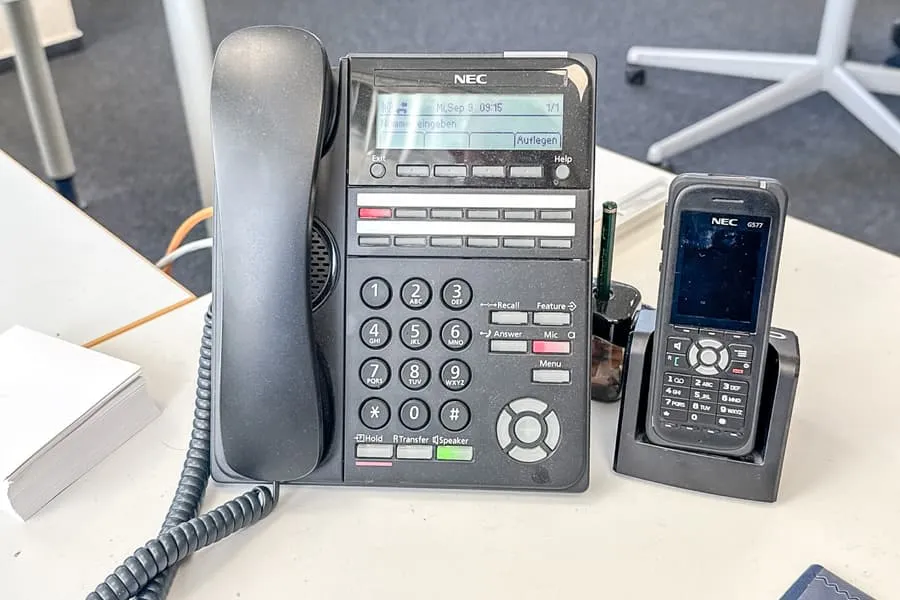 Telefon bezprzewodowy i telefon systemowy Nec
