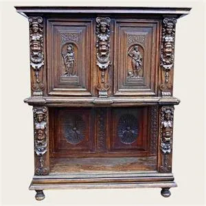 Kabinettschrank mit Schnitzwerk