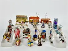 Partij kerstversiering, blikken speelgoed
