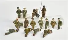 Fröha, Arnold, figurines assises