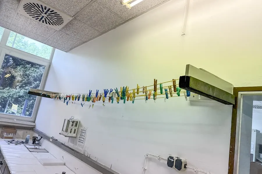 Věšák na oblečení, cca 4 bm