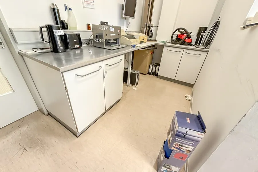 Stół laboratoryjny, w kształcie litery L