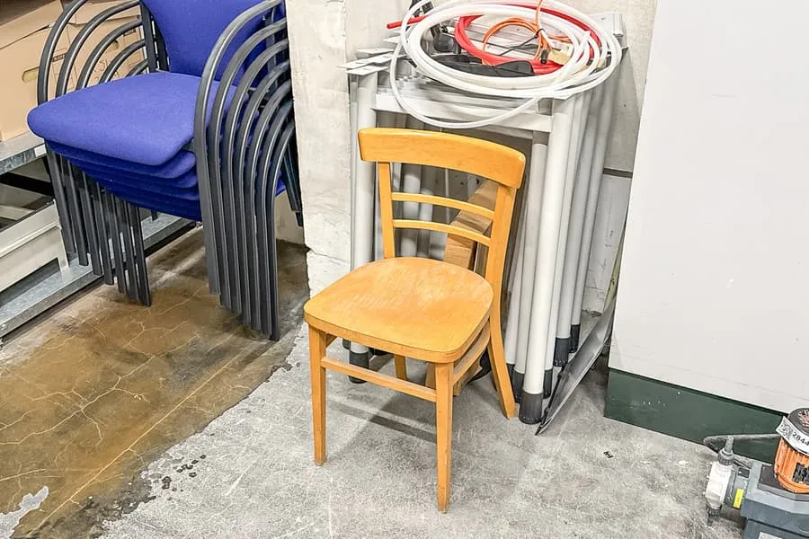 8 table legs, chair and table lamp