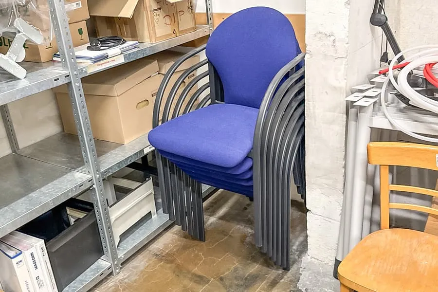 7 chaises empilables