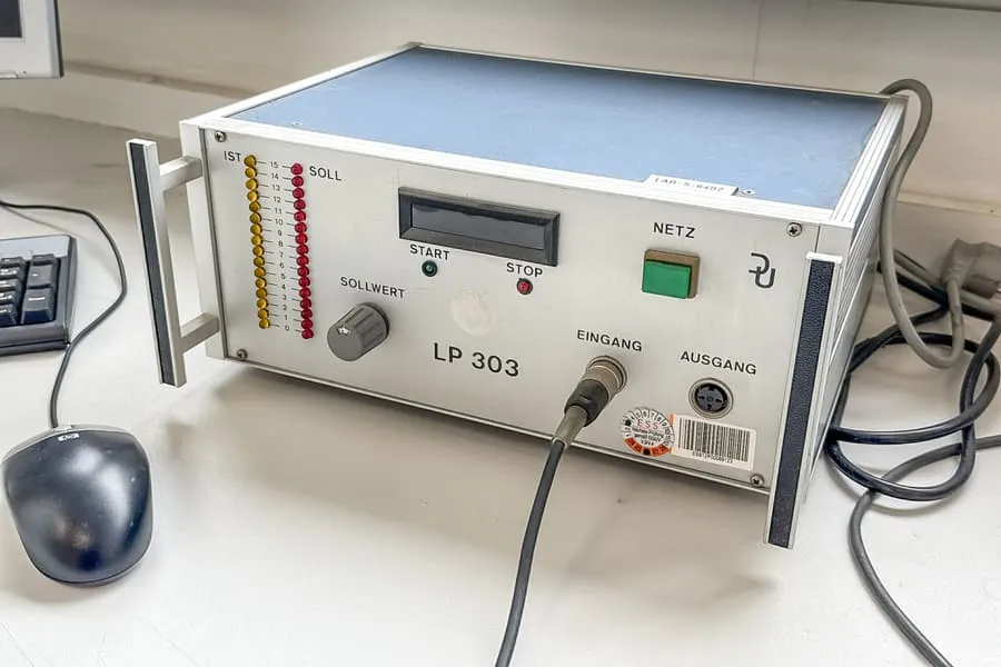 Laboratorní zdroj LP303