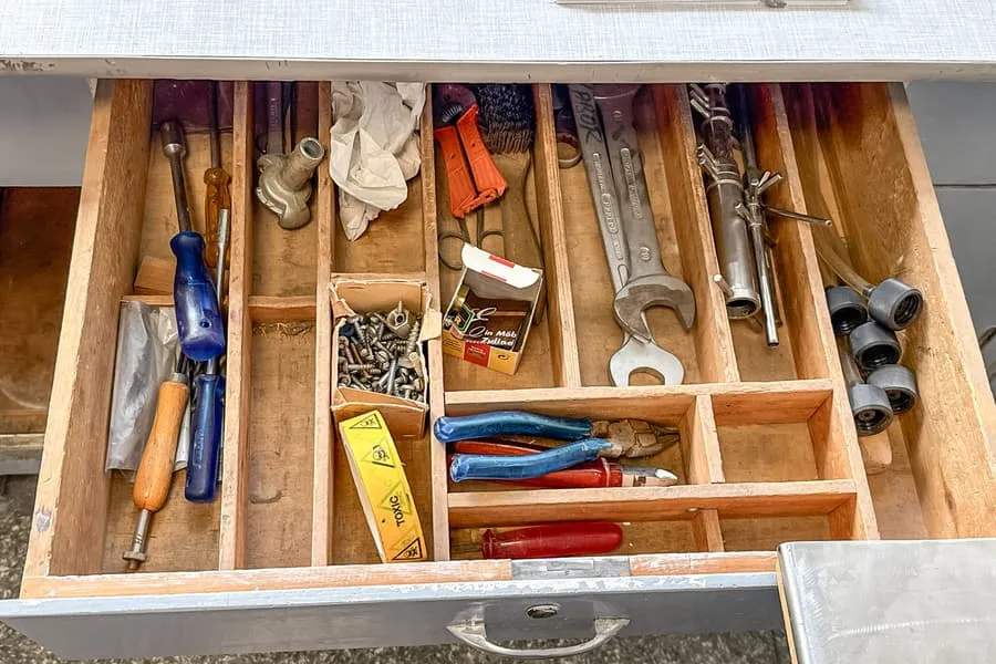 Inhalt von 2 Laden: Handwerkzeug und Aräometer