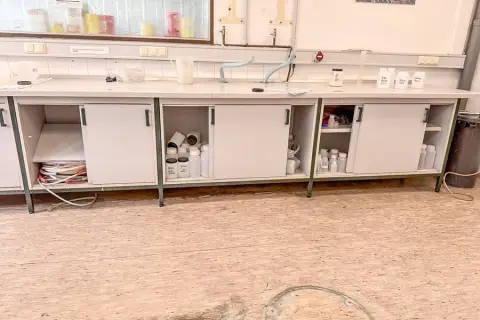 Inhoud van 3 kasten: laboratoriumbenodigdheden