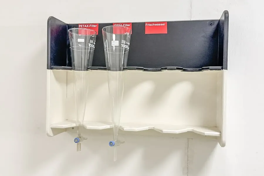 2 laboratorium glazen trechters met houder