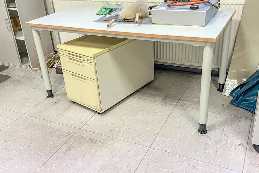 Bureau et caisson à roulettes