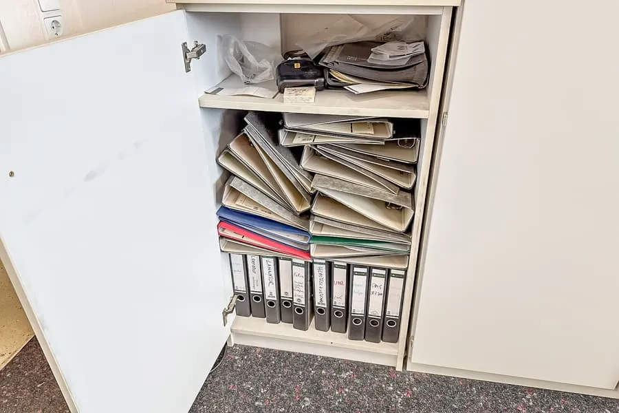 Contenu d'armoire : classeurs à anneaux
