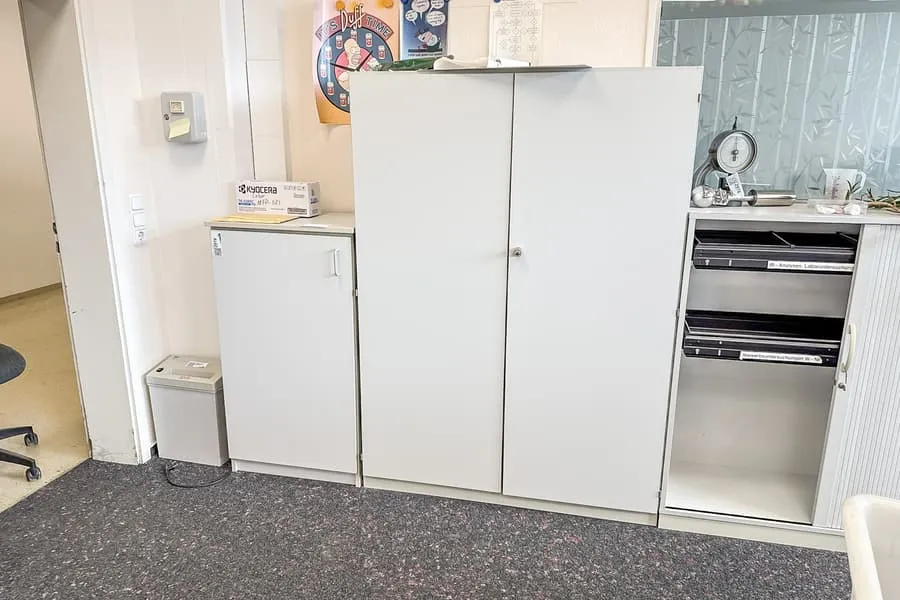 Ordnerschrank und Garderobenschrank