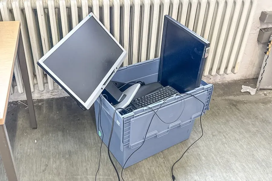 Bedna s zastaralou elektronikou