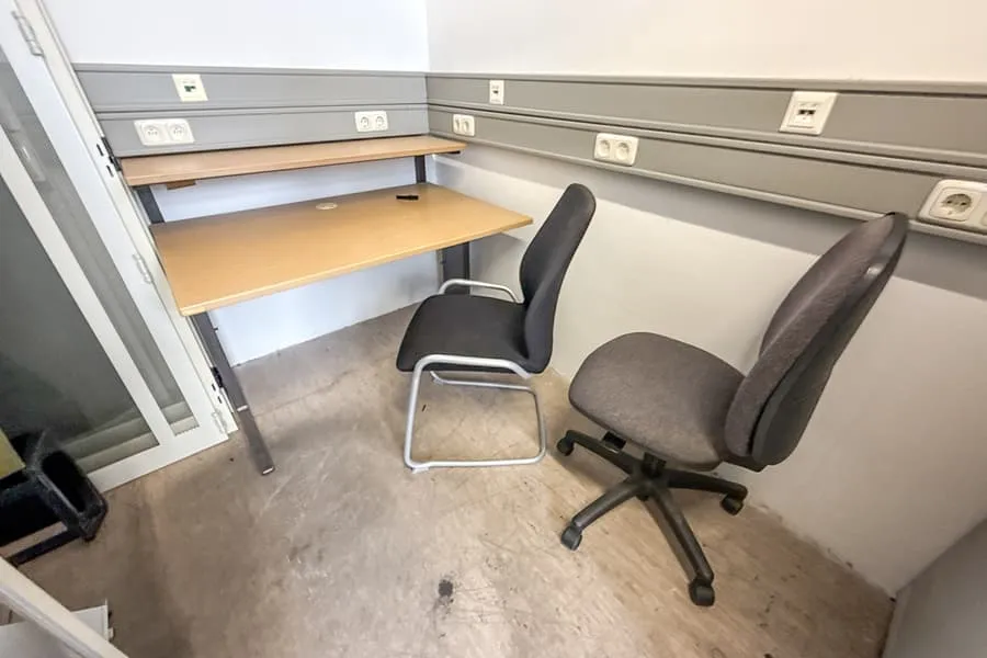Schreibtisch, Bürodrehstuhl und Freischwinger