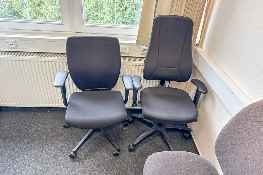 2 bureaustoelen met wieltjes