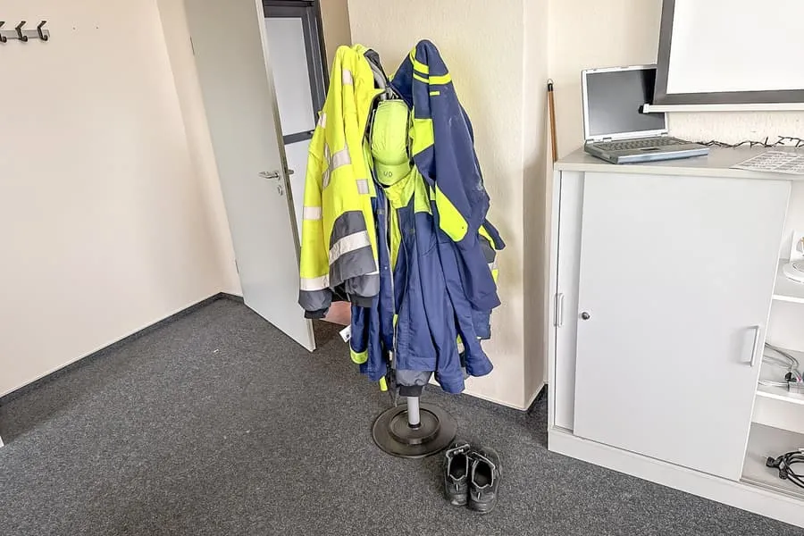 Kapstok met werkkleding, gedragen