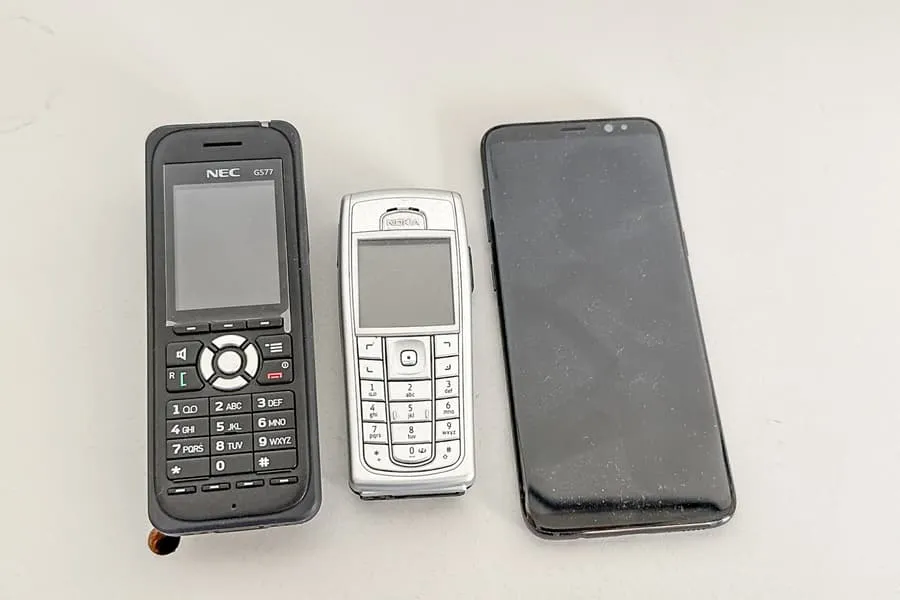 2 draadloze telefoons en smartphone