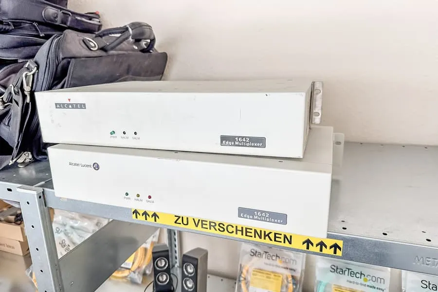 2 telekomunikační zařízení Alcatel Lucent 1642 Edge Multiplexa