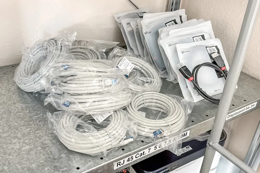 Partia kabli HDMI i kabli sieciowych