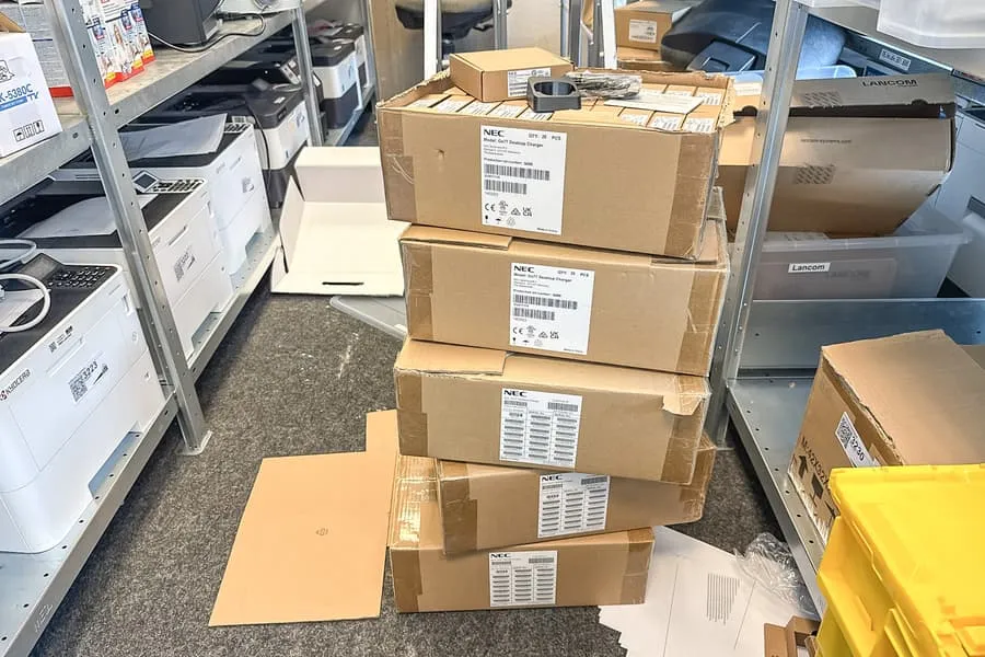6 dozen met NEC desktopchargers Gx77