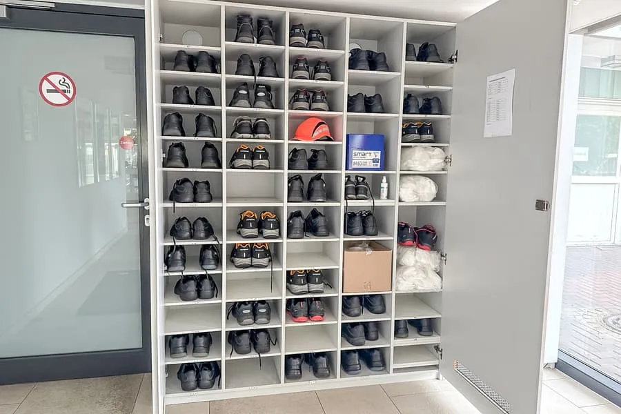 Contenu d'armoire : chaussures de sécurité et surchaussettes, portées
