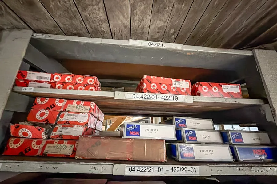 Zawartość 2 półek: łożyska kulkowe