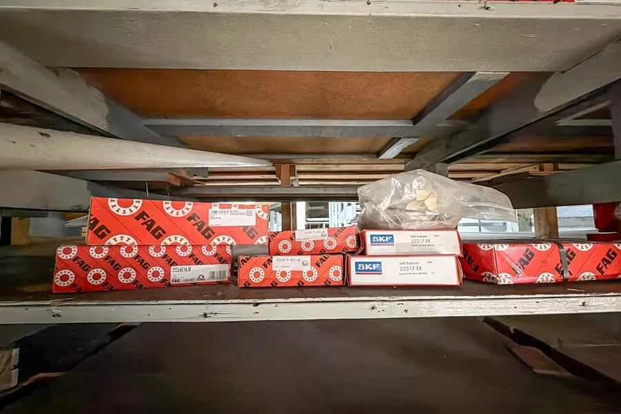 Contenu d'un niveau d'étagère : roulements à rouleaux