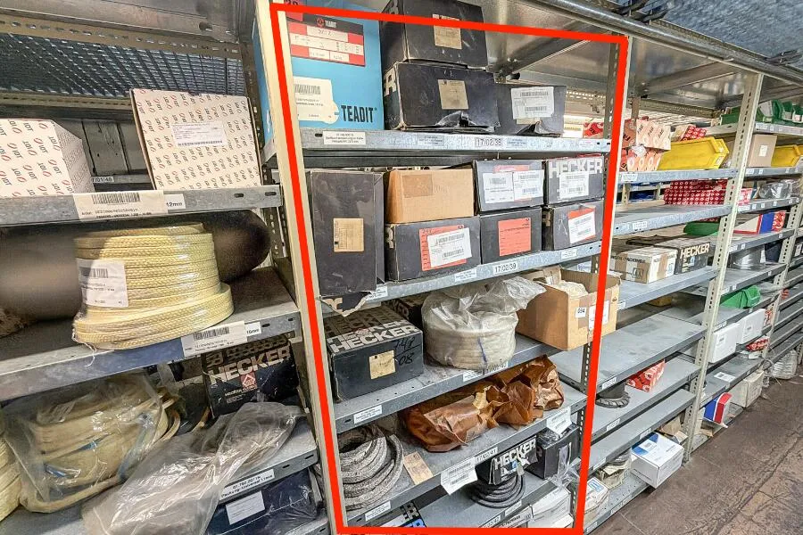 Regalinhalt: Verpackungsmaterial