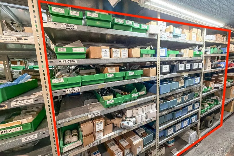 Obsah 3 polic: instalační materiál