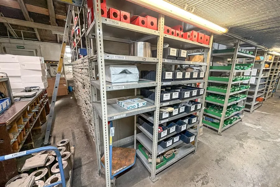 Inhalt von 2 Regalen: Installationsmaterial