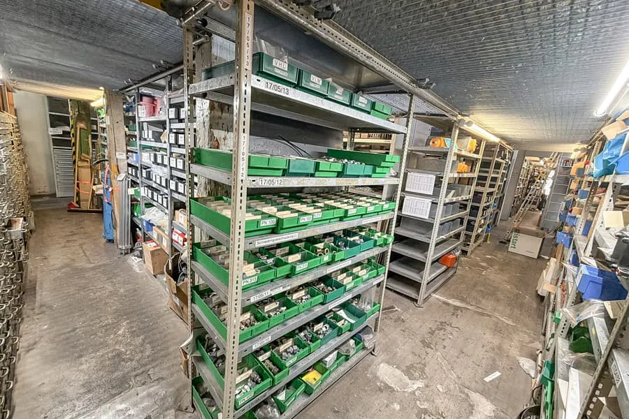 Zawartość regału: materiały instalacyjne