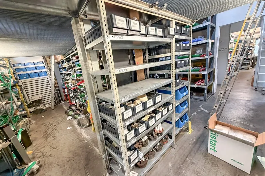 Contenu de 2 étagères : composants de machines