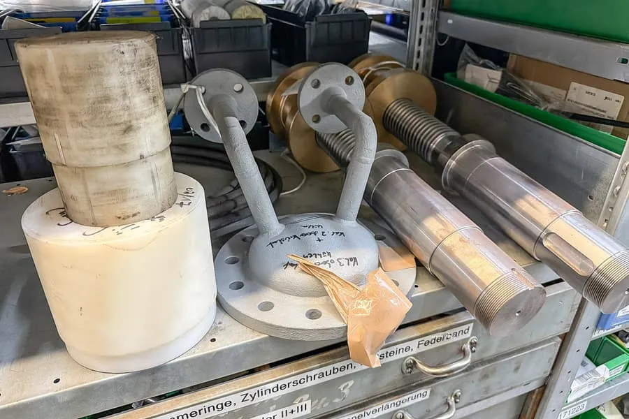 Shelf level contents: machine components