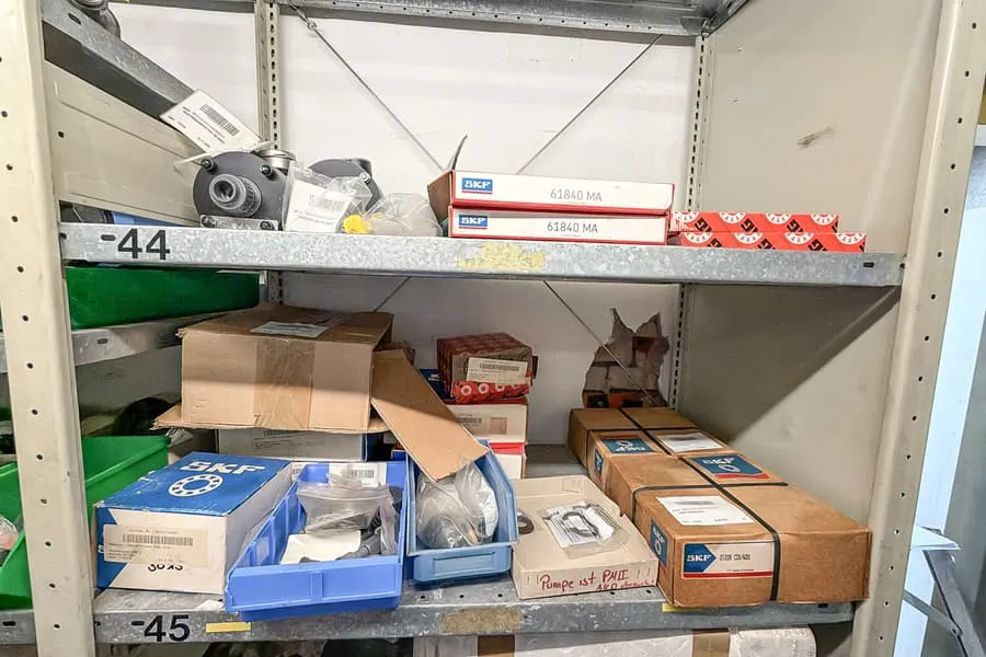 Inhoud van 2 legplanken: machineonderdelen