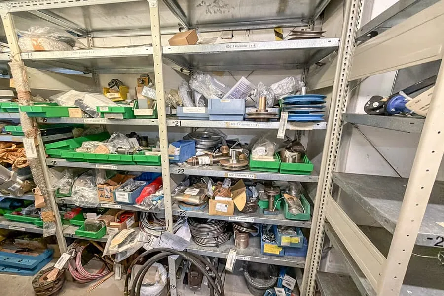 Obsah 2 regálů: náhradní díly strojů