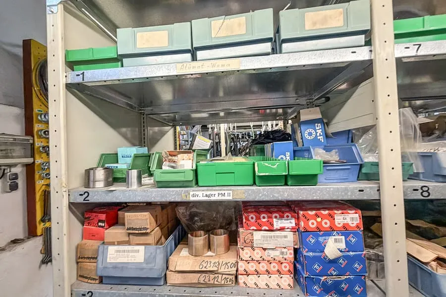 Inhoud van 3 stellingplanken: machine-onderdelen