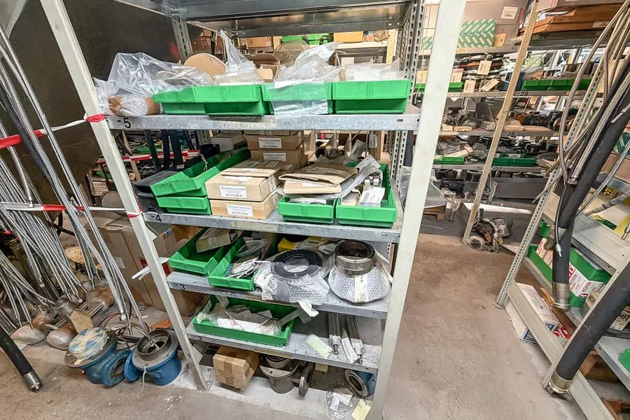 Regalinhalt: Maschinenersatzteile