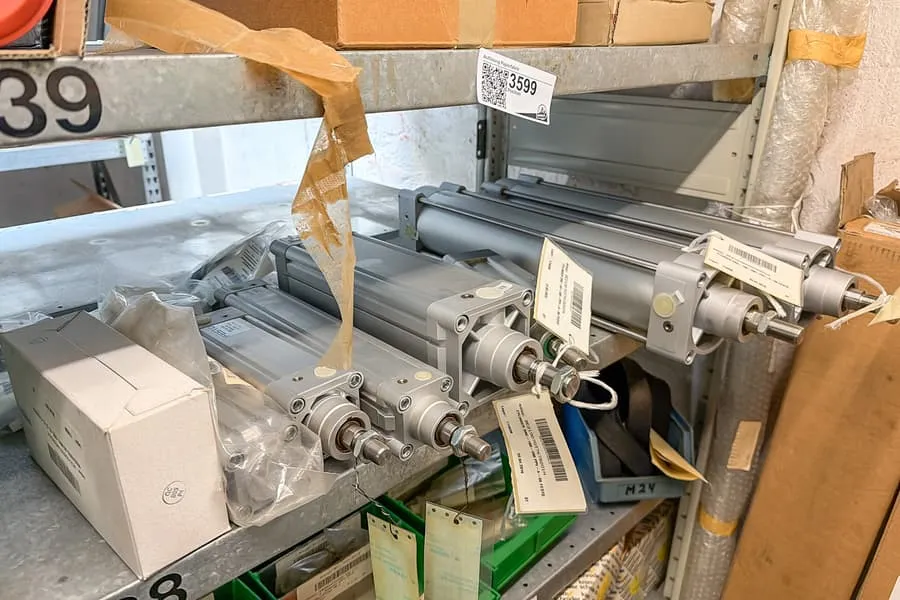 Shelf contents: pneumatic cylinders and accessories