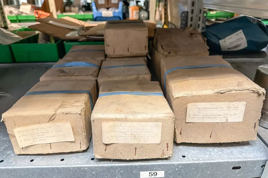 8 Katron mit Verbindungs- und Befestigungsmaterial