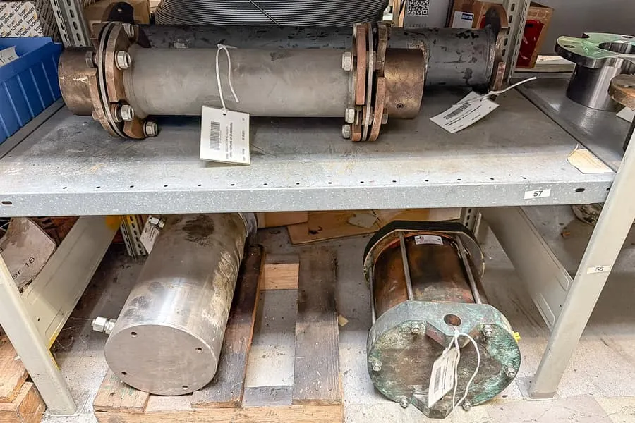 Contents of 2 shelf levels: machine components