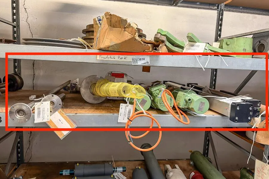 Contents of one shelf level: machine components
